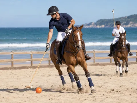 KI-generierte Illustration: Beach Polo