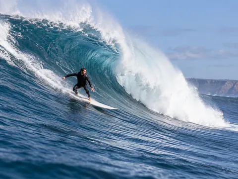 KI-generierte Illustration: Big Wave Surfing