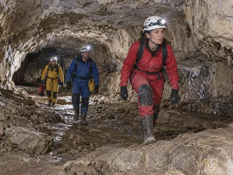 Ilustración generada por IA: Espeleología