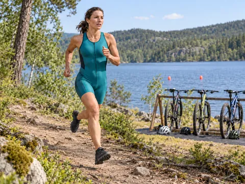 Ilustración generada por IA: Triatlón cross