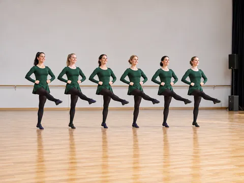 Ilustración generada por IA: Danza garde y show