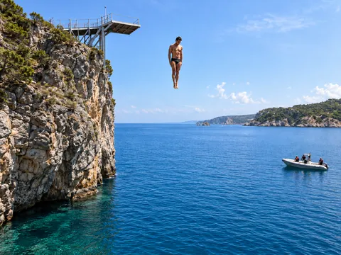 Ilustración generada por IA: Cliff diving