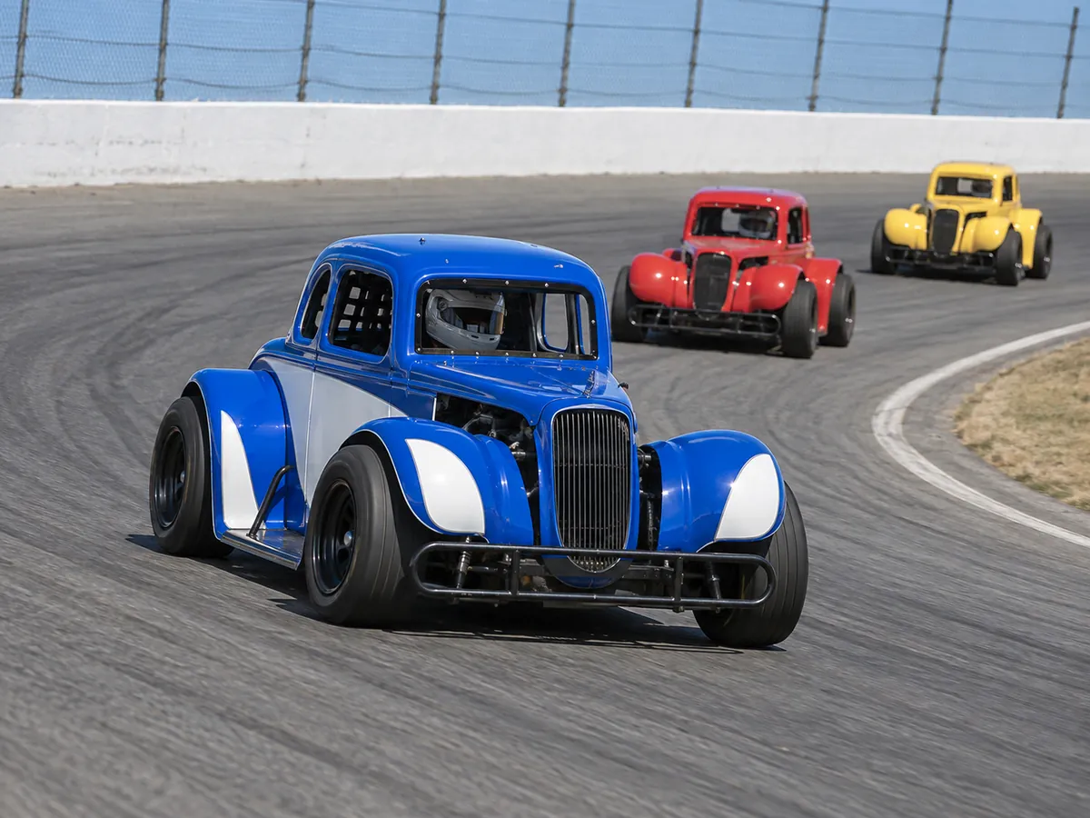 Illustrazione generata con IA: Corse Legends Cars