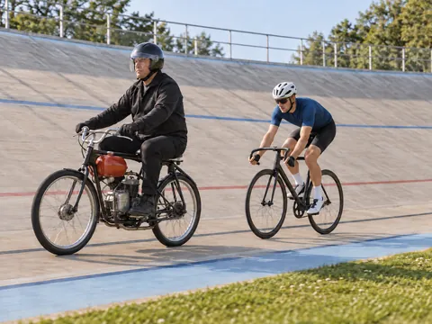 Ilustración generada por IA: Carrera tras moto guía