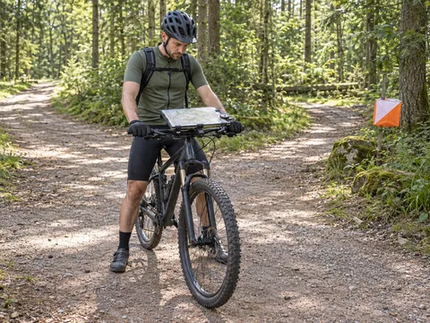 Ilustración generada por IA: Orientación en bicicleta de montaña