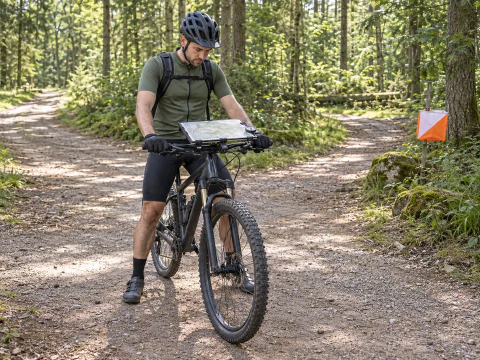 KI-generierte Illustration: Mountainbike-Orienteering