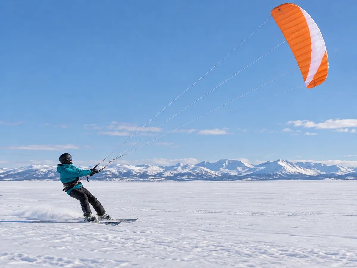 Illustrazione generata con IA: Snowkite
