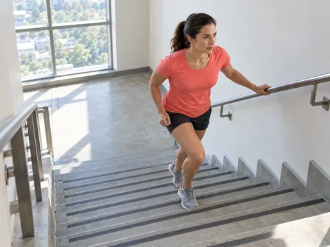 Ilustración generada por IA: Subida de escaleras