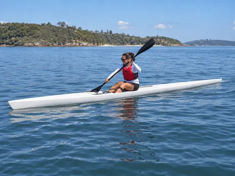 Ilustración generada por IA: Surfski