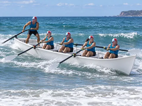 Illustration générée par IA: Aviron surfboat