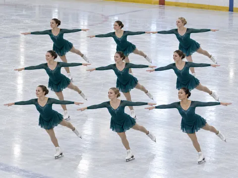 Ilustración generada por IA: Patinaje sincronizado
