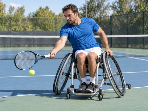 Ilustración generada por IA: Tenis en silla de ruedas