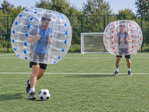 Ilustración generada por IA: Zorb football